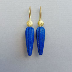 Hier geht es zum Ohrringshop - Foto: Ohrstecker CURACAO in Bouton-Form aus strukturiertem Silber mit türkisblauen Apatit-Edelsteinen