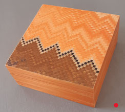 Dimension 12 x 12 ht 5,5 cm . Intérieur garni . VENDUE