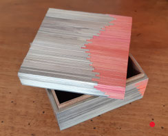 Dimension 10 x 10 , ht 5,5 cm . Intérieur brut . VENDUE