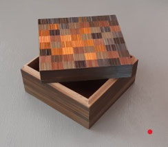 Dimension 10 x 10 , ht 5,5 cm . Intérieur brut . VENDUE