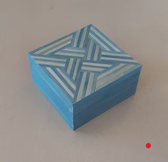 Dimension 10 x 10 , ht 5,5 cm . Intérieur brut . VENDUE