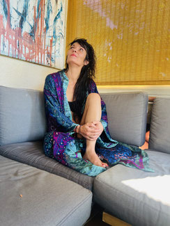 Kimono long en soie porté par l’artiste Nine, dessiné par elle et confectionné artisanalement en Inde par des femmes artisanes. Une pièce fluide et élégante, symbole d’art et de liberté.