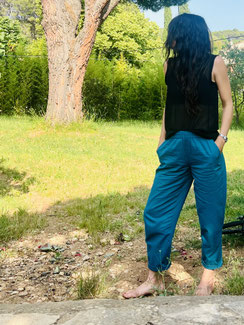 Pantalon 100 % coton, créé par l’artiste Nine et confectionné artisanalement en Inde par des femmes artisanes. Disponible en six couleurs (rouge, bleu marine, bleu canard, moutarde, bordeaux et noir), il allie confort, légèreté et authenticité.
