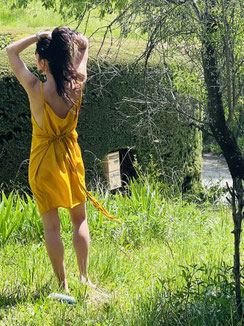 Robe courte 100 % coton, reteinte avec des teintures naturelles, dessinée par l’artiste Nine et confectionnée artisanalement en Inde par des femmes artisanes. Une création inspirée de la robe courte en soie, légère et facile à porter au quotidien