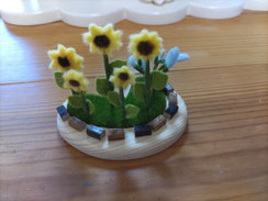 ヒマワリの花は芝生に穴を開けて挿しているので、季節によって他の花に変えて楽しむことができます
