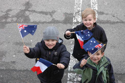 Les enfants paradent avec les drapeaux 