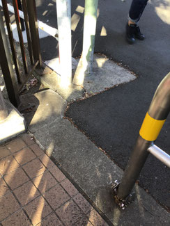 桜橋車止め ここは車椅子で通れませ ん