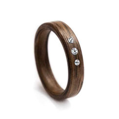 Verlobungsring aus Holz dunkler Eiche + 3 Swarovski Kristalle