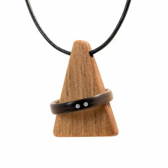 Halsband mit Ringhalter aus Nussholz, Holzschmuck von holzliebe