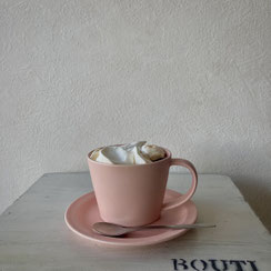 静岡県富士宮市のcafe verbのドリンク、コーヒーに生クリームをのせましたアインシュペンナー