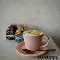 富士宮市のケーキカフェcafe verbのドリンク、京都KAFE工船のコーヒーとヘザーハニーを使用、ハニーみるくラテ