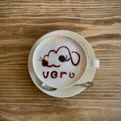富士宮市のケーキカフェcafe verbのドリンク、verbのかおデザインのムレスナティーロイヤルミルクティー