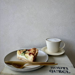 富士宮市のケーキカフェcafe verbの、季節野菜のキッシュロレーヌ。