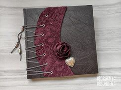 Hochzeitsgästebuch oder Tagebuch, Hardcover mit Corsage, Stoffrose und Herzanhänger, 25cm x 25cm, Farbkombination schwarz dunkelrot silberfarben..