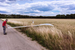 Immer wieder spannend, das Flugzeug aus dem Feld zu bekommen – Notfalls auch etwas rabiater.