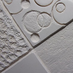 Détail de sculpture en faïence blanche : texturation de la surface
