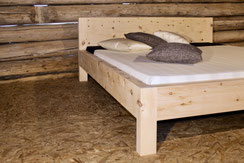 Arvenbett Mineras aus massivem Arvenholz, handgefertigtes Doppelbett mit Kopfteil und natürlicher Holzmaserung.