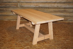 Gartentisch Vinal aus Lärche, handgefertigter Holztisch für Garten, Terrasse oder Sitzplatz.