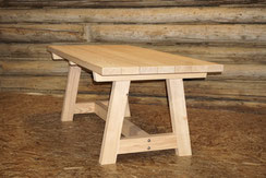 Gartentisch Vinal aus Lärche, handgefertigter Holztisch für Garten, Terrasse oder Sitzplatz.