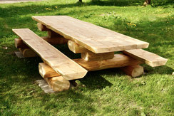 Tischgarnitur aus Lärchen-Rundholz mit Tisch und Bänken, handgefertigte Gartenmöbel für Garten oder Sitzplatz.
