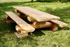Tischgarnitur aus Lärchen-Rundholz mit Tisch und Bänken, handgefertigte Gartenmöbel für Garten oder Sitzplatz.