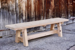 Sitzbank Vinal aus Lärche, handgefertigte Holzbank für Garten, Terrasse oder Sitzplatz.