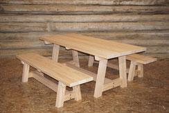 Tischgarnitur Vinal aus Lärche mit Holztisch und zwei Bänken, handgefertigte Gartenmöbel für Terrasse oder Sitzplatz.