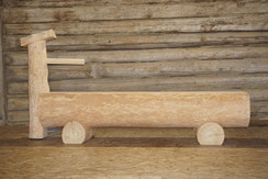 Splintfreier Brunnentrog aus Lärchen-Rundholz mit Brunnenstock, handgefertigt mit klarer Form und natürlicher Maserung.