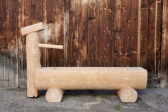 Splintfreier Brunnentrog aus Lärchen-Rundholz mit Brunnenstock, handgefertigt mit klarer Form und natürlicher Maserung.