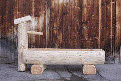 Brunnentrog aus Lärchen-Rundholz mit Splint und Brunnenstock, handgefertigt für Garten, Hof oder Brunnenplatz.