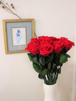 プロポーズや結婚記念日、誕生日祝いに贈りたいプリザーブドフラワーのステム付きローズ花束