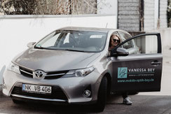 Mobile Optikerin Vanessa Bey unterwegs im Saarland