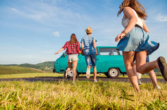 Running couples in love, outside against blue sky © Halfpoint 103029169 - fotolia