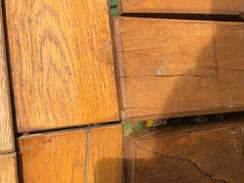 Schlechte Holzauswahl und fehlender konstruktiver Holzschutz bei einer 1 Jahr alten Holzbrücke