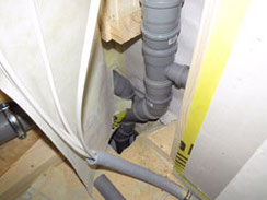 Außenwand eines Fertighauses in Holzrahmenbau - Hauptsache man kommt zum Abfluss