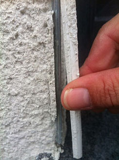 Masstoleranz überschritten, Sichtkannte haftet nicht auf Putzschiene - kleine Ursache, großer Bauschaden am Objekt Einfamilienhaus