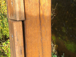 Schlechte Holzauswahl und fehlender konstruktiver Holzschutz bei einer 1 Jahr alten Holzbrücke