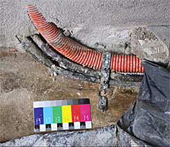 Elektriker entfernt / beschädigt Abdichtung auf der Bodenplatte, Folge: Bauschaden durch aufsteigende Feuchtigkeit