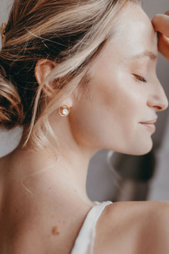 Léna - Boucles d’oreilles Nacre Blanche - 60 € Crédit photo : Almma Paris