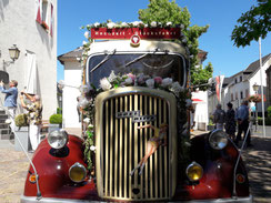 Oldtimer Hochzeitsauto im Ahrtal