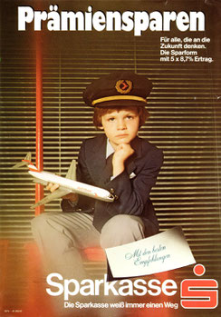 (Junge als Pilot mit Austrian Airlines Modell).