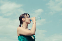 リセットした体のキープ_水を飲む女性