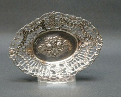 kleine Silberschale, Durchbruchkorb, Blumenbouquet, Silber geprüft,94,0 g.