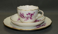 Meissen Porzellan, 3-Teiliges Kaffeegedeck,Neuer Ausschnitt, Blume Purpur, Gold, , € 149,00