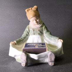 Royal Copenhagen Figur Lotte Benter " Nr. 1315 "Amager Mädchen" H. 13,0 cm, € 155,00
