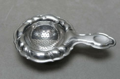 Teesieb mit Abtropfschale, 800er Silber, Gebrüder Köberlin, barocke Form