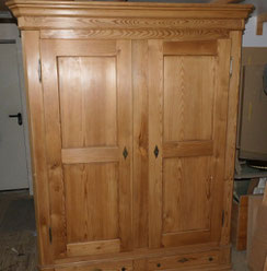 Weichholz Kleiderschrank Wäscheschrank 1860 vom Restorator H. 199 cm B. 166 cm, € 1800,00