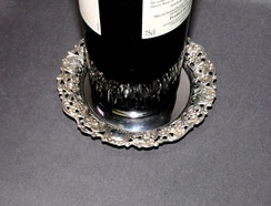 Ein Flaschen-Untersetzer, 800er Silber, Christoph Widmann, Rosen, Ø 13 cm, 82 g, € 99,00