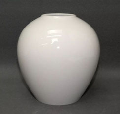 KPM Berlin Porzellan Vase "Eiform 1 " weiß Entw. Sigmund Schütz H. 13,5 cm, € 65,00