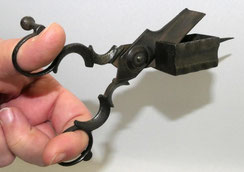 Antike Dochtschere Eisen handgeschmiedet mit Feder, spätes 18. Jh. L. 18,0 cm, € 125,00